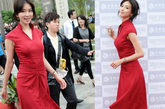 林志玲的这款红裙长度及膝、款式略显保守，可能是为了配合当天的活动。但是耀目的红色一样让她成为当天在场的焦点。