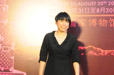2011年5月30日，“路易威登 艺术时空之旅”在中国国家博物馆亮相。在历经3个多小时的红毯中，巩俐领衔张静初、霍思燕、董洁、蔡康永等踏上红毯，打造众星云集之夜，珠宝设计师万宝宝与香港女星周丽淇的撞衫成为当晚的一个最大亮点。
图为：VOGUE主编张宇
