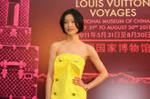 2011年5月30日，“路易威登 艺术时空之旅”在中国国家博物馆亮相。在历经3个多小时的红毯中，巩俐领衔张静初、霍思燕、董洁、蔡康永等踏上红毯，打造众星云集之夜，珠宝设计师万宝宝与香港女星周丽淇的撞衫成为当晚的一个最大亮点。
图为：超模杜鹃