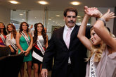 美国小姐参赛者游览纽约，众美女一同出行形成一道亮丽的风景线。她们将于6月19号在拉斯维加斯参加“美国小姐”的选美比赛。

