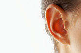 耳聋分类以及造成耳聋原因：

要想知道怎样保护好耳朵的听力，首先要了解造成耳聋都有哪些原因，有哪些种耳聋。

根据耳聋的性质，大致可分为三种类型：

一、传导性耳聋

由于先天或后天的原因造成声音在传导过程中出现障碍所致的耳聋称为传导性耳聋。常见的疾病有：先天性外、耳畸形，各种类型的中耳炎，耳外伤，耳道耵聍栓塞，耳硬化症等。