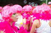 连假发也要粉红色，拉脱维亚的女人们真是对粉色极度痴狂。