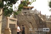 千佛寺内前院有一突起小山头，平顶削壁，高约4米，上建真武阁。（图片来源：凤凰网华人佛教  摄影：曹立君）