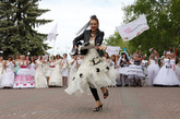 俄罗斯未婚姑娘待嫁心切，集体穿上婚纱参加每年一度俄罗斯南部Stavropol市的新娘嘉年华大游行，渴望能被如意郎君相中，穿上真正幸福的婚纱。
