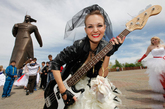 俄罗斯未婚姑娘待嫁心切，集体穿上婚纱参加每年一度俄罗斯南部Stavropol市的新娘嘉年华大游行，渴望能被如意郎君相中，穿上真正幸福的婚纱。