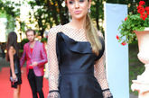 电视明星Kseniya Borodina简洁而精致的神色半身裙。