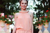 歌手Sati Kazanova嫩粉色女神长裙翩然而至，成为当晚最具女人味的装扮。