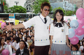 张韶涵跟潘玮柏共同出席活动，学生妹造型，娇小的女生穿上学生服更显稚嫩。
