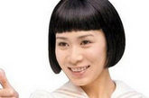 TVB一姐佘诗曼妹妹头+水手服造型略显呆头呆脑。