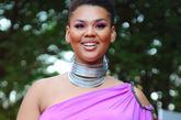歌手Kornelia Mango 紫色斜肩礼服。