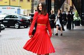 鲜亮的红裙，想不成为街头的亮点都难了，一条窄窄的明黄腰带打破了一袭大红衣的整体感，时尚又很具明星风范。