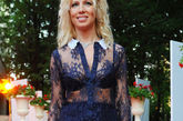 2008环球小姐获得者俄罗斯姑娘Kseniya Sukhinova当天一件深蓝色长裙曼妙现身，胸口的蕾丝设计映衬雪白肌肤和同色系Bra博得最多眼球。