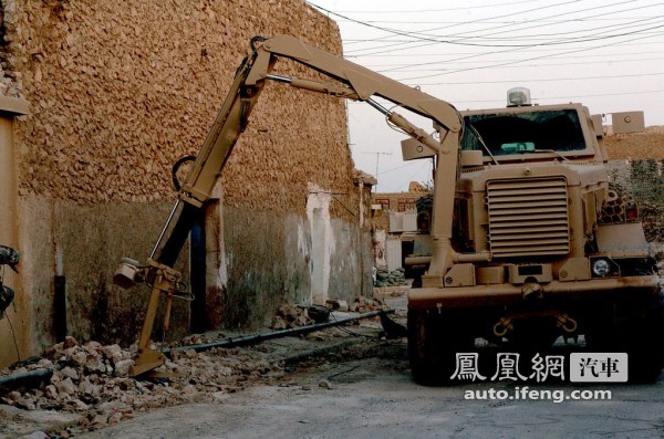 地雷炸不毁的防爆硬汉 美国陆军工兵扫雷车