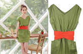 大胆的绿色与红色的撞色，垂坠感极强的面料，裙摆上的大口袋是设计重点。