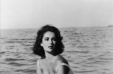伊丽莎白·泰勒 (Elizabeth Taylor)拍摄于1959年的剧照，里面的她白色比基尼是所有女孩的典范。