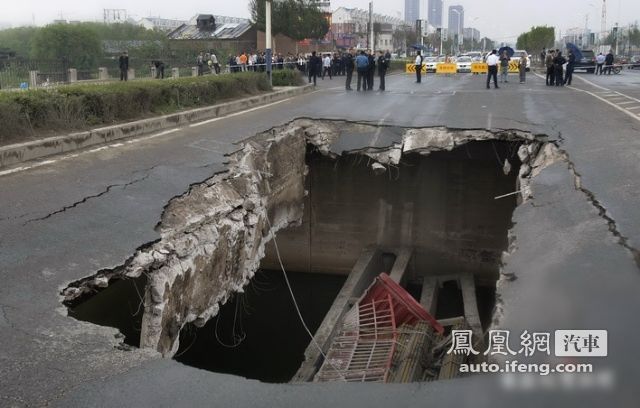 超载货车压塌长春东荣大桥