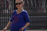 娜塔莉偏爱大号T恤，实际上这绝对是孕妇夏日的最佳选择。这件宝蓝T恤颜色比较跳跃，给人耳目一新的感觉，搭配高弹力紧身裤既不会伤到baby又能和宽松大T形成对比，搭配非常合理。