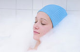  五、泡泡浴 很多年轻人不喜欢抹香皂洗淋浴，而喜欢躺在浴缸中洗泡泡浴。香皂中的物质多数取自天然物。但是泡泡浴中使用的泡沫剂则不然，它很香，但这香味剂可能会导致皮肤发炎、头晕；长时间躺在浴缸中令身体接触泡沫剂，其含有的有害化学成分“泡沫稳定剂”会渗透到皮肤和呼吸到肺中。 ☆温馨提示：尽量少洗泡泡浴和使用沐浴露，植物油香皂是不错的选择。
