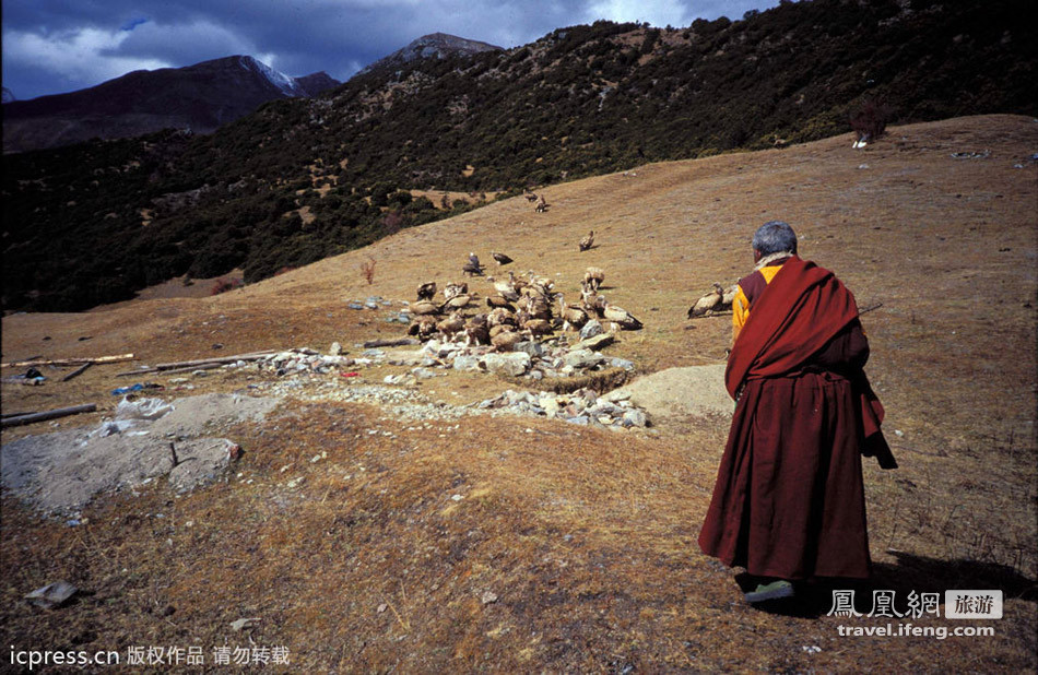 将死者还给天空 记录西藏康巴人的山岩天葬