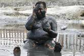 秘鲁Chilca，一名男子坐在“奇迹之湖”中进行“淤泥疗法”。“奇迹之湖”呈现与众不同的绿色，湖中淤泥据说可以治疗痤疮、风湿等各种病症。
