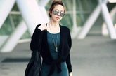 靛蓝色长裙与黑色罩衫的搭配，修饰出出风姿曼妙的廓型。同时简约无缀余的风格也是韩式极简主义所崇尚的。