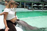 秘鲁首都利马，一名怀有8个月身孕的妇女接受海豚疗法。据说海豚的超声波可以刺激腹中胎儿的成长和脑部发育。（来源：凤凰网健康论坛，切勿自行模仿）