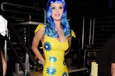 夸张的蓝色假发再次出现，看来这也是凯蒂搭配乳胶裙的万用法宝。