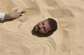 埃及锡瓦绿洲，一名男子接受沙疗驱风湿。

