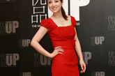 红色连衣裙简单知性:出席活动的董璇一身红色连衣裙，简单却凸显了知性的气质。

