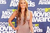 阿曼达·拜恩斯(Amanda Bynes)身穿荷芙妮格(Herve Leger)小礼服亮相2011 MTV电影奖(MTV Movie Awards) 颁奖典礼红毯。手戴香奈儿(Chanel)手镯，手抓香奈儿包包。高跟鞋来自克里斯提·鲁布托(Christian Louboutin)。