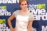 艾玛·沃特森(Emma Watson) 亮相2011 MTV电影奖(MTV Movie Awards) 颁奖典礼红毯。身穿玛切萨(Marchesa)小礼服，脚踩布莱恩·艾特伍德(Brian Atwood)高跟鞋。