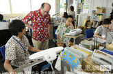 日本环境省的公务员带头穿上夏威夷衫上班，引发民众和媒体热议。