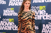 罗西·汉丁顿-惠特莉(Rosie Huntington-Whiteley) 亮相2011 MTV电影奖(MTV Movie Awards) 颁奖典礼红毯。身穿杜嘉班纳(Dolce&Gabbana) 2011秋冬豹纹小礼服。