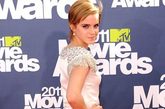 艾玛·沃特森(Emma Watson) 亮相2011 MTV电影奖(MTV Movie Awards) 颁奖典礼红毯。身穿玛切萨(Marchesa)小礼服，脚踩布莱恩·艾特伍德(Brian Atwood)高跟鞋。