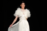 5月10日，西班牙巴塞罗那婚纱时装周期间，模特在T台上演绎设计师罗莎-克莱拉 (Rosa Clara)的婚纱作品。