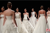 5月10日，西班牙巴塞罗那婚纱时装周期间，模特在T台上演绎设计师罗莎-克莱拉 (Rosa Clara)的婚纱作品。