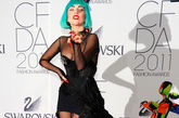 每年的CFDA红毯都是设计师们、时装爱好者、电影明星们最期待的时刻。走上美国时装设计师协会大奖(CFDA Fashion Awards)红毯的嘉宾，无疑是被公认的潮流引领者和范本。名人名流、设计师、大明星在红地毯上秀出的礼服也会成为时尚界热烈讨论的话题。图：Lady Gaga透视+尖锥胸衣，脚踩“无敌恨天高”，头顶荧光绿色bobo头怪异十足最抢镜。