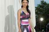 一袭渐变色系长裙：出席韩国百想艺术大赏的汤唯一袭渐变色系长裙，尽显华人女星的强大气场。

