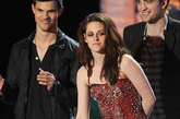 克里斯汀·斯图尔特(Kristen Stewart) 身穿巴尔曼(Balmain)铆钉礼服亮相2011 MTV电影奖(MTV Movie Awards) 颁奖典礼。