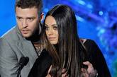 Mila Kunis身穿Balmain亮相2011年MTV电影大奖颁奖礼（2011 MTV Movie Awards）。众明星现身助阵。好莱坞男星贾斯汀·汀布莱克(Justin Timberlake)和女友米拉·库尼斯(Mila Kunis)登台颁奖，不过这对情侣档在台上却上演了荒唐的一幕。贾斯汀肆无忌惮地抓着女友库尼斯的胸部，库尼斯则抓住贾斯汀的下体“还击”，场面十分搞笑。图为贾斯汀和库尼斯。