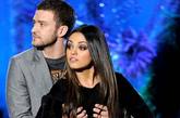 Mila Kunis身穿Balmain亮相2011年MTV电影大奖颁奖礼（2011 MTV Movie Awards）。众明星现身助阵。好莱坞男星贾斯汀·汀布莱克(Justin Timberlake)和女友米拉·库尼斯(Mila Kunis)登台颁奖，不过这对情侣档在台上却上演了荒唐的一幕。贾斯汀肆无忌惮地抓着女友库尼斯的胸部，库尼斯则抓住贾斯汀的下体“还击”，场面十分搞笑。图为贾斯汀和库尼斯。