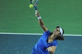 李娜蓝色的网球裙，配以白色的球帽和球鞋，在炎热的夏季，带来镇定和清凉。