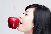 9、注意饮食。平时生活中坚持吃低脂肪食品，如瘦肉和低脂乳制品等。水果可以多吃苹果和香蕉。最近美国的研究表明：经常吃苹果或喝苹果汁的人，患心脏病的几率得以明显下降。这是因为苹果中含有大量的抗氧化剂，这种物质能够防治心脏的动脉硬化以及减少（坏）胆固醇LDL在血液中的含量，从而降低了心脏发病的危险性。而香蕉中含有大量的钾镁离子，其中钾离子具有调节体内水和电解质平衡，利用蛋白质修复被破坏的组织，制约神经肌肉的兴奋冲动以及保护血管、降低血压和中风发生率等作用。