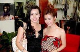照片中，左侧的越南女孩肩背路易·威登(Louis Vuitton )三彩手袋，右侧的女孩，则用LV丝巾扎成抹胸，在清凉的夏季，时尚指数飙升。