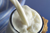牛奶必须煮沸

通常，牛奶消毒的温度要求并不高，70℃时用3分钟，60℃时用6分钟即可。如果煮沸，温度达到100℃，牛奶中的乳糖就会出现焦化现象，而焦糖可诱发癌症。其次，煮沸后牛奶中的钙会出现磷酸沉淀现象，从而降低牛奶的营养价值。
