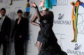 有“时尚界的奥斯卡大奖”之称的美国时装设计师协会大奖(CFDA Fashion Awards)颁奖礼当地时间6月6日举行，群星荟萃璀璨耀眼。天后Lady Gaga身穿黑色透视装，胸前的锥子型铆钉装饰惹眼，头戴绿色假发，伸着红色长指甲妖魅十足。