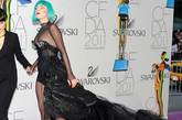 有“时尚界的奥斯卡大奖”之称的美国时装设计师协会大奖(CFDA Fashion Awards)颁奖礼当地时间6月6日举行，群星荟萃璀璨耀眼。天后Lady Gaga身穿黑色透视装，胸前的锥子型铆钉装饰惹眼，头戴绿色假发，伸着红色长指甲妖魅十足。