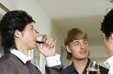 7、长寿男性——每日小酌半杯红酒。一项研究报告指出，每天喝约半杯干红葡萄酒可使男性寿命比不饮酒者延长5年，同时降低患心脏病的风险。研究小组对1373名出生于1900年~1920年间、活到了1960年~2000年的男性的生活与喝酒习惯进行了分析。结果发现，比起不饮酒男性，那些每天喝20克不同酒类的男性寿命延长两年;而每天只喝不到半杯葡萄酒的男性其寿命比每天喝啤酒和其他酒类的男性要长两年半。红酒的葡萄皮含有的成分可降低心血管疾病的几率，且红酒含有的普林(会使体内尿酸上升的物质)比其他酒低。红酒还可预防动脉硬化和痴呆症。