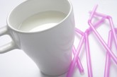 牛奶越浓越好

有人认为，牛奶越浓，身体得到的营养就越多，这是不科学的。

所谓过浓牛奶，是指在牛奶中多加奶粉少加水，使牛奶的浓度超出正常的比例标准。也有人惟恐新鲜牛奶太淡，便在其中加奶粉。而如果是婴幼儿常吃过浓牛奶，会引起腹泻、便秘、食欲不振，甚至拒食，还会引起急性出血性小肠炎。这是因为婴幼儿脏器娇嫩，受不起过重的负担与压力。

