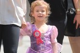 美国时间6月7日，好莱坞最著名的明星宝宝之一杰西卡·阿尔芭的女儿Honor（欧诺·华伦）满三岁了。为了给小宝贝庆生，怀有身孕的芭姐特意在这天给囧娃穿上了一身紫色公主裙，头上则配合着加了一个紫色的发箍，胸前还别上了一枚印有Birthday Girl字样的徽章，而在这个明星娃的左手边还抱着一个可爱的布娃娃。顶着大肚的芭姐喜气洋洋地牵着囧娃的小手，从纽约曼哈顿的商业街区走出来。阿尔芭的老公卡什·华伦也一路相随。